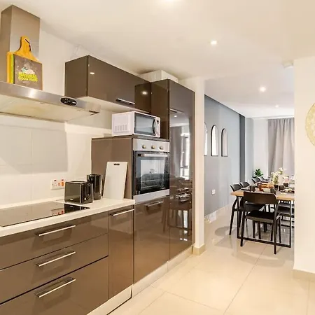 Large Apartment *
